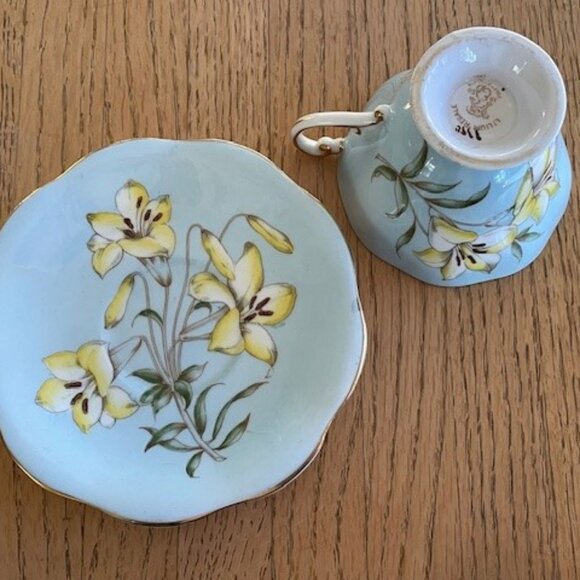 Vtg. FOLEY LILIUM REGALE TEA CUP & SAUCER Light Blue, Hand Painted Yellow Lily - Picture 7 of 12